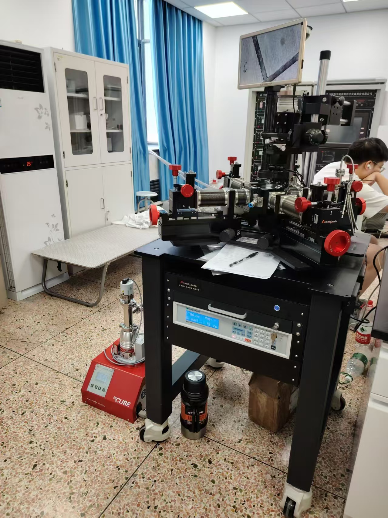 2024年8月浙江某学院在上海亚洲体育博彩平台购买的液氮高低温真空探针台PSM-LN2-H2交付完成